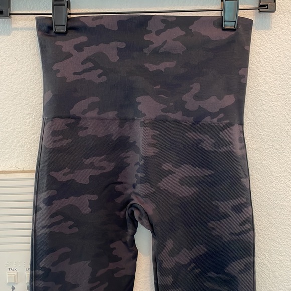 Spanx seamless leggings black camouflage in petite small - Picture 5 of 9
